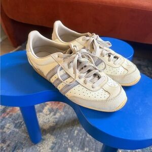 Adidas Originals Unisex JAPAN Shoes in Cream White / Silver Violet